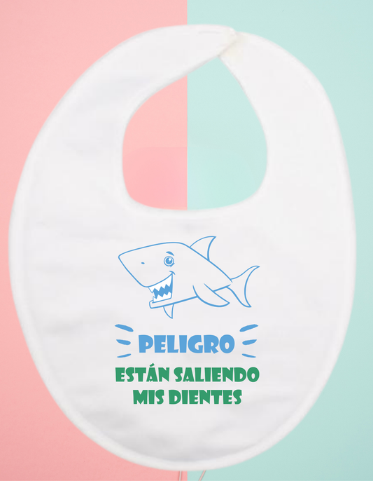 Babero personalizado peligro estan saliendo..